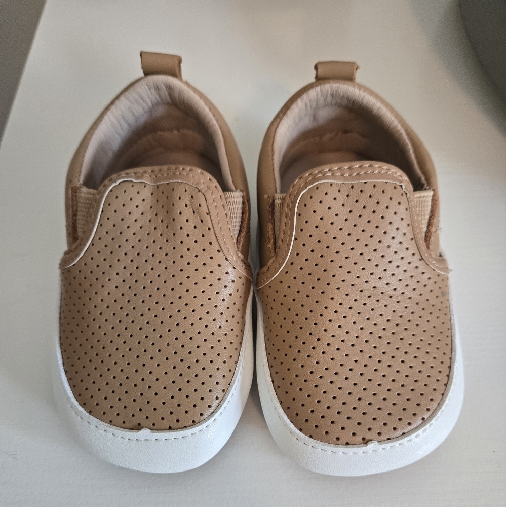 New Little LoveBug Tan Quinn slip on baby/toddler shoes size 5 barefoot shoe